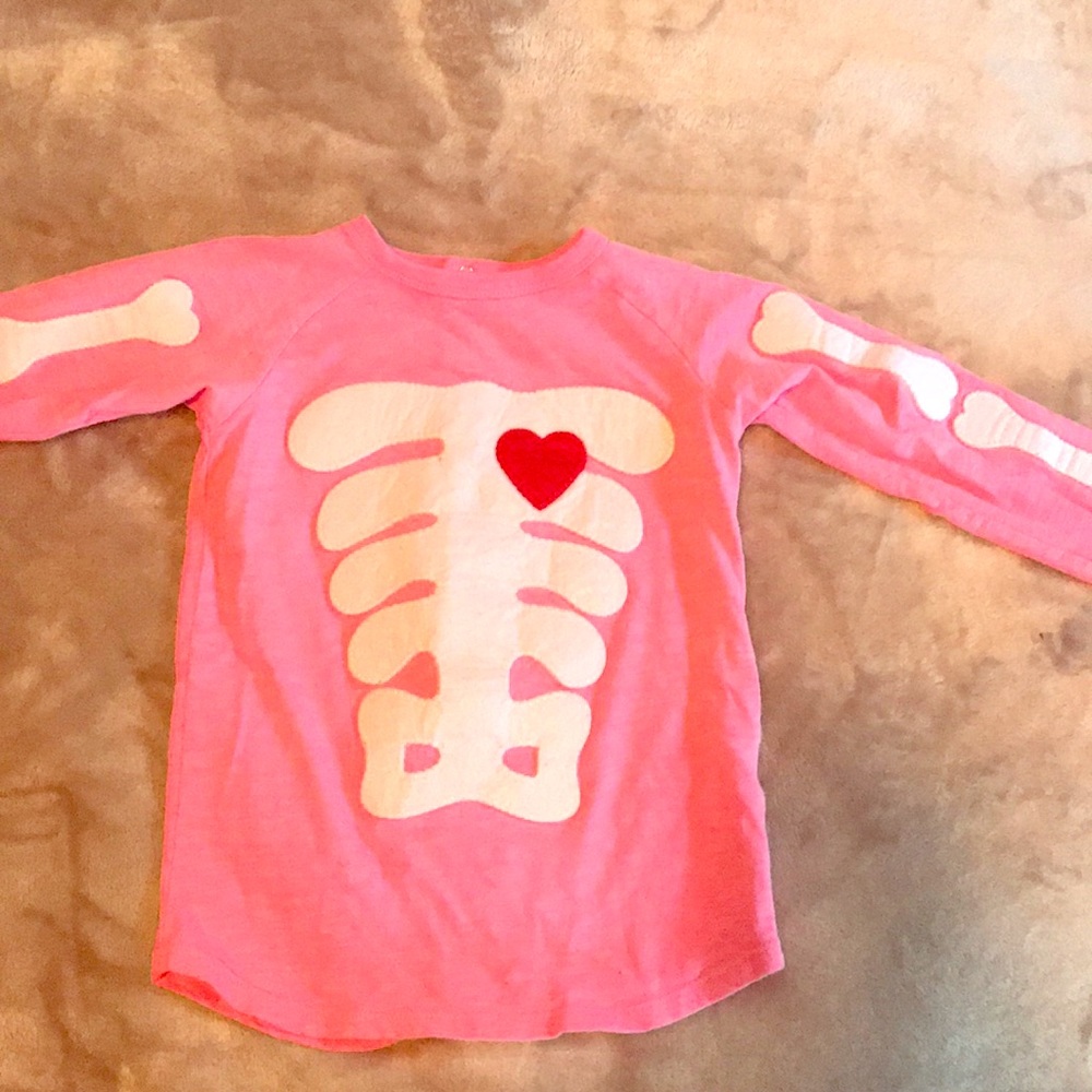 Size 4t/5t skeleton shirt MUDPIE
